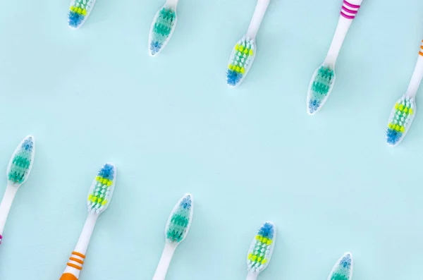 Een Heleboel Tandenborstels Liggen Een Pastel Blauwe Achtergrond Bovenaanzicht Plat — Stockfoto