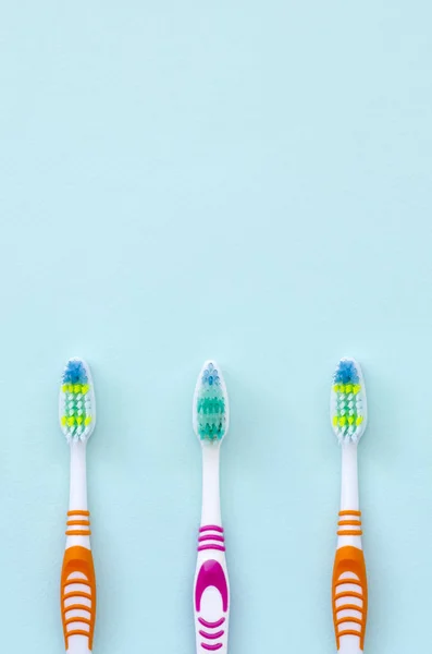 Een Heleboel Tandenborstels Liggen Een Pastel Blauwe Achtergrond Bovenaanzicht Plat — Stockfoto