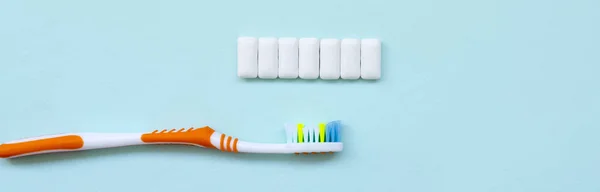 Toothbrush Chewing Gums Lie Pastel Blue Background Top View Flat — Stock Photo, Image
