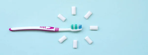 Zahnbürste Und Kaugummis Liegen Auf Pastellblauem Hintergrund Draufsicht Flache Lage — Stockfoto