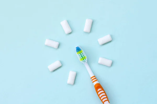 Zahnbürste Und Kaugummis Liegen Auf Pastellblauem Hintergrund Draufsicht Flache Lage — Stockfoto