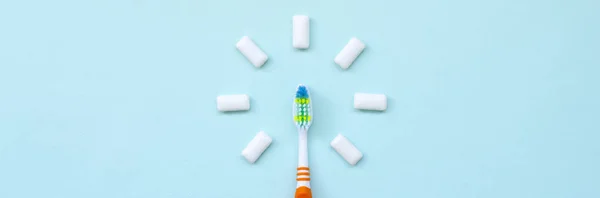 Escova Dentes Gomas Mascar Estão Fundo Azul Pastel Vista Superior — Fotografia de Stock