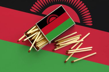 Malavi bayrak bir kibrit kutusu içinden birkaç sonbahar eşleşir ve büyük bir bayrak üzerinde yatıyor açık gösterilir.