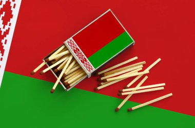 Beyaz Rusya bayrağı bir kibrit kutusu içinden birkaç sonbahar eşleşir ve büyük bir bayrak üzerinde yatıyor açık gösterilir.