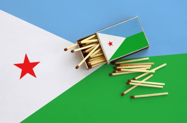 Cibuti bayrağı bir kibrit kutusu içinden birkaç sonbahar eşleşir ve büyük bir bayrak üzerinde yatıyor açık gösterilir.