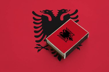  Arnavutluk bayrağı üzerinde büyük bir bayrak yatıyor bir kibrit kutusu üzerinde resimde.