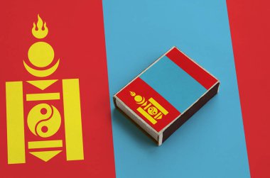 Moğolistan bayrağı üzerinde büyük bir bayrak yatıyor bir kibrit kutusu üzerinde resimde.