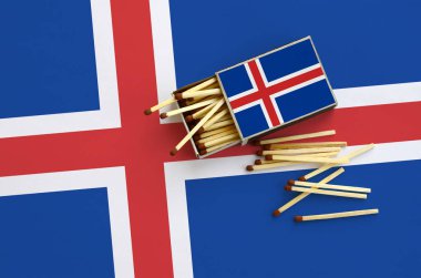 İzlanda bayrağı bir kibrit kutusu içinden birkaç sonbahar eşleşir ve büyük bir bayrak üzerinde yatıyor açık gösterilir.