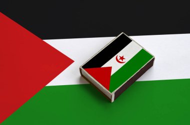 Batı Sahra bayrağı üzerinde büyük bir bayrak yatıyor bir kibrit kutusu üzerinde resimde.