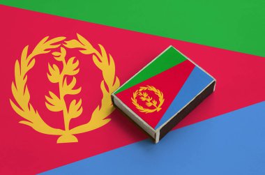 Eritre bayrağı üzerinde büyük bir bayrak yatıyor bir kibrit kutusu üzerinde resimde.