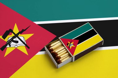 Mozambik bayrak açık bir kibrit kutusu içinde gösterilen hangi dolu maçlar ve büyük bir bayrak üzerinde yatıyor.
