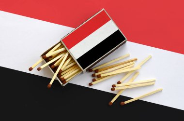 Yemen bayrak bir kibrit kutusu içinden birkaç sonbahar eşleşir ve büyük bir bayrak üzerinde yatıyor açık gösterilir.