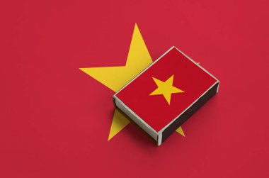 Vietnam bayrağı üzerinde büyük bir bayrak yatıyor bir kibrit kutusu üzerinde resimde.