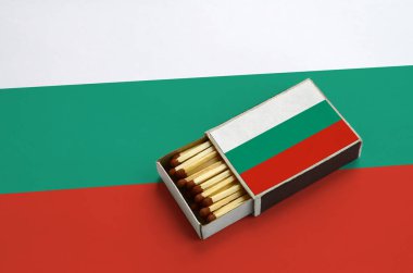 Bulgaristan bayrağı açık bir kibrit kutusu içinde gösterilen hangi dolu maçlar ve büyük bir bayrak üzerinde yatıyor.