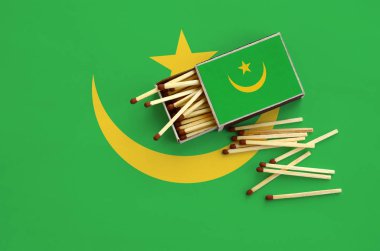 Moritanya bayrak bir kibrit kutusu içinden birkaç sonbahar eşleşir ve büyük bir bayrak üzerinde yatıyor açık gösterilir.