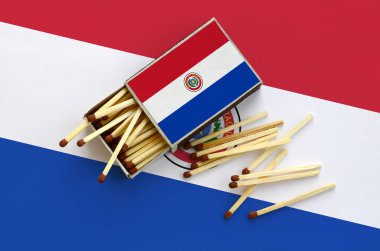 Paraguay bayrak bir kibrit kutusu içinden birkaç sonbahar eşleşir ve büyük bir bayrak üzerinde yatıyor açık gösterilir.