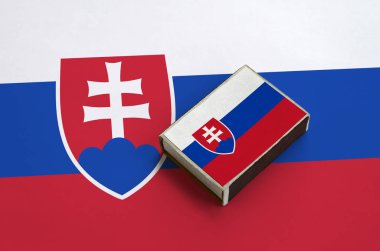 Slovakya bayrağı üzerinde büyük bir bayrak yatıyor bir kibrit kutusu üzerinde resimde.