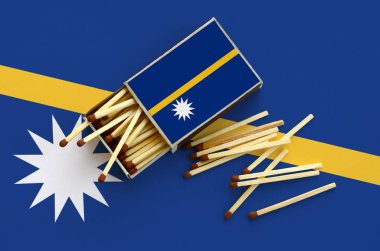 Nauru bayrak bir kibrit kutusu içinden birkaç sonbahar eşleşir ve büyük bir bayrak üzerinde yatıyor açık gösterilir.