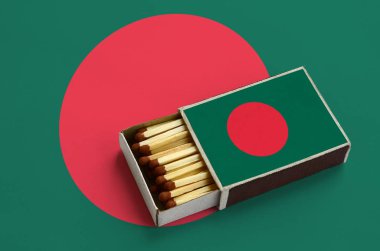 Bangladeş bayrağı açık bir kibrit kutusu içinde gösterilen hangi dolu maçlar ve büyük bir bayrak üzerinde yatıyor.