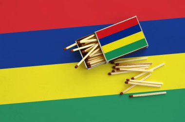 Mauritius bayrak bir kibrit kutusu içinden birkaç sonbahar eşleşir ve büyük bir bayrak üzerinde yatıyor açık gösterilir.