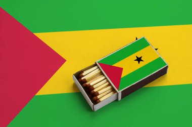 Sao Tome ve Principe bayrak açık bir kibrit kutusu içinde gösterilen hangi dolu maçlar ve büyük bir bayrak üzerinde yatıyor.