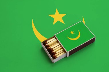 Moritanya bayrak açık bir kibrit kutusu içinde gösterilen hangi dolu maçlar ve büyük bir bayrak üzerinde yatıyor.