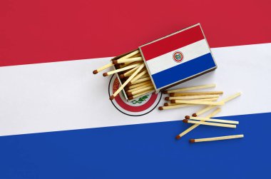 Paraguay bayrak bir kibrit kutusu içinden birkaç sonbahar eşleşir ve büyük bir bayrak üzerinde yatıyor açık gösterilir.