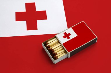 Tonga bayrak açık bir kibrit kutusu içinde gösterilen hangi dolu maçlar ve büyük bir bayrak üzerinde yatıyor.