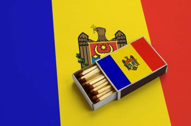 Moldova bayrağı açık bir kibrit kutusu içinde gösterilen hangi dolu maçlar ve büyük bir bayrak üzerinde yatıyor.
