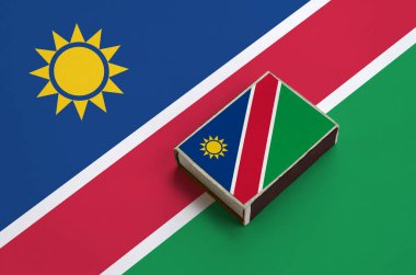 Namibya bayrağı üzerinde büyük bir bayrak yatıyor bir kibrit kutusu üzerinde resimde.