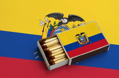 Ekvador bayrak açık bir kibrit kutusu içinde gösterilen hangi dolu maçlar ve büyük bir bayrak üzerinde yatıyor.