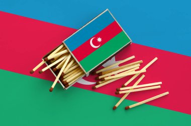 Azerbaycan bayrağı bir kibrit kutusu içinden birkaç sonbahar eşleşir ve büyük bir bayrak üzerinde yatıyor açık gösterilir.