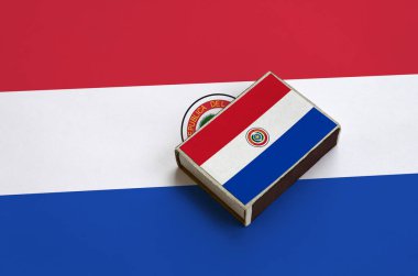 Paraguay bayrağı üzerinde büyük bir bayrak yatıyor bir kibrit kutusu üzerinde resimde.