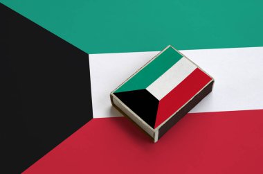 Kuveyt bayrağı üzerinde büyük bir bayrak yatıyor bir kibrit kutusu üzerinde resimde.