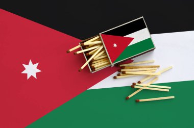 Jordan bayrak bir kibrit kutusu içinden birkaç sonbahar eşleşir ve büyük bir bayrak üzerinde yatıyor açık gösterilir.