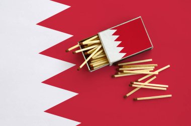 Bahreyn bayrağı bir kibrit kutusu içinden birkaç sonbahar eşleşir ve büyük bir bayrak üzerinde yatıyor açık gösterilir.