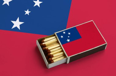 Samoa bayrak açık bir kibrit kutusu içinde gösterilen hangi dolu maçlar ve büyük bir bayrak üzerinde yatıyor.