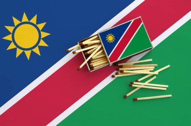 Namibya bayrak bir kibrit kutusu içinden birkaç sonbahar eşleşir ve büyük bir bayrak üzerinde yatıyor açık gösterilir.