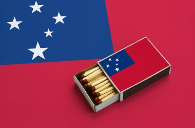 Samoa bayrak açık bir kibrit kutusu içinde gösterilen hangi dolu maçlar ve büyük bir bayrak üzerinde yatıyor.