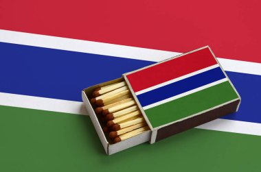 Gambiya bayrak açık bir kibrit kutusu içinde gösterilen hangi dolu maçlar ve büyük bir bayrak üzerinde yatıyor.