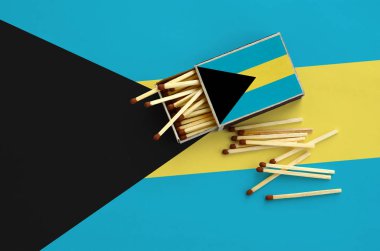 Bahamalar bayrağı bir kibrit kutusu içinden birkaç sonbahar eşleşir ve büyük bir bayrak üzerinde yatıyor açık gösterilir.