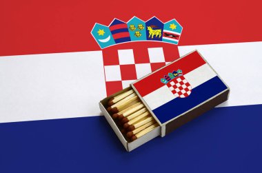 Hırvatistan bayrağı açık bir kibrit kutusu içinde gösterilen hangi dolu maçlar ve büyük bir bayrak üzerinde yatıyor.