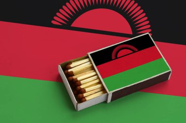 Malavi bayrak açık bir kibrit kutusu içinde gösterilen hangi dolu maçlar ve büyük bir bayrak üzerinde yatıyor.