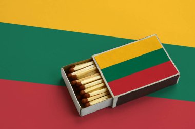 Litvanya bayrağı açık bir kibrit kutusu içinde gösterilen hangi dolu maçlar ve büyük bir bayrak üzerinde yatıyor.