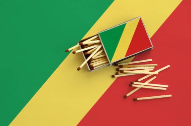 Kongo bayrak bir kibrit kutusu içinden birkaç sonbahar eşleşir ve büyük bir bayrak üzerinde yatıyor açık gösterilir.