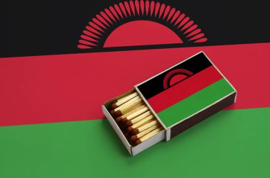 Malavi bayrak açık bir kibrit kutusu içinde gösterilen hangi dolu maçlar ve büyük bir bayrak üzerinde yatıyor.