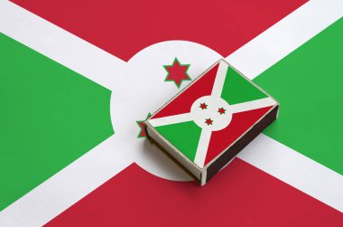 Burundi bayrağı üzerinde büyük bir bayrak yatıyor bir kibrit kutusu üzerinde resimde.