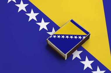 Bosna-Hersek bayrağı üzerinde büyük bir bayrak yatıyor bir kibrit kutusu üzerinde resimde.