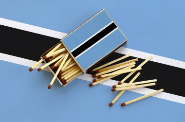 Botsvana Bayrağı bir kibrit kutusu içinden birkaç sonbahar eşleşir ve büyük bir bayrak üzerinde yatıyor açık gösterilir.