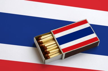 Hangi ile dolu maçlar ve büyük bir bayrak üzerinde yatıyor Tayland bayrağı açık bir kibrit kutusu içinde gösterilir.